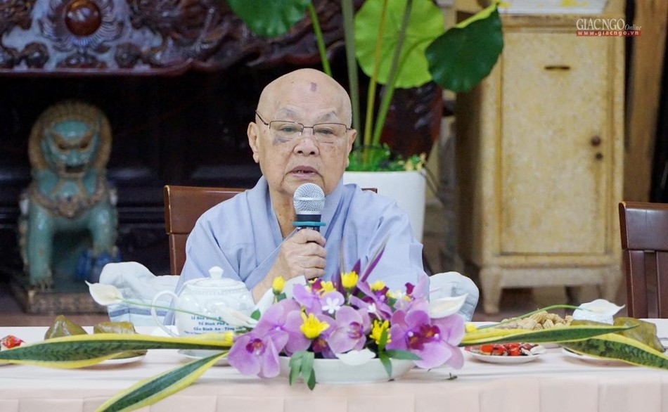 Ni trưởng Thích nữ Tịnh Nguyện phát biểu tại buổi họp