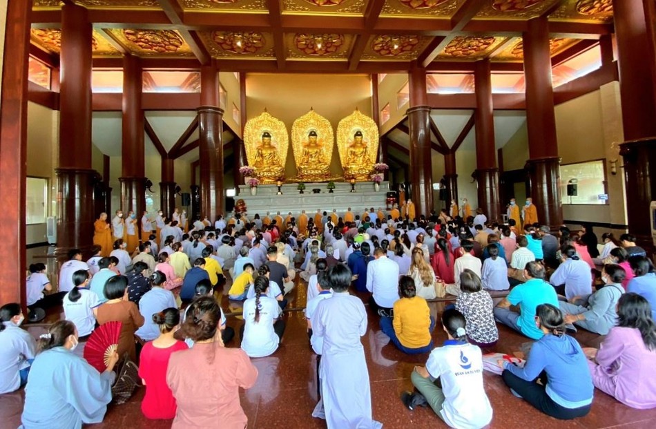 Đoàn chư Ni, Phật tử Quan Âm tu viện cúng dường tại chùa Thanh Tâm Đoàn chư Ni, Phật tử Quan Âm tu viện cúng dường tại chùa Thanh Tâm