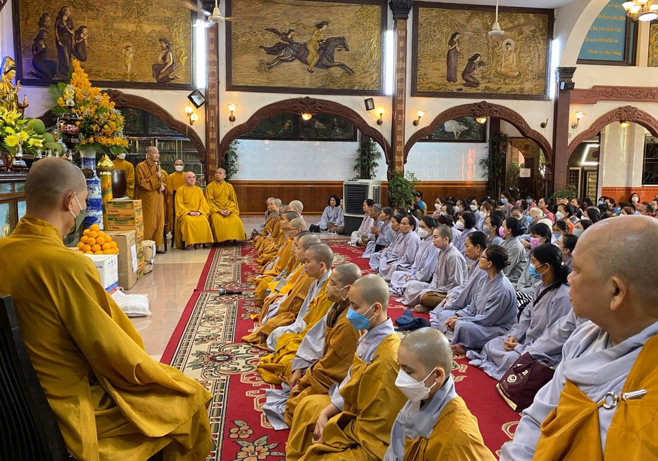 Chư Ni, Phật tử trong đoàn nghe lời khuyến tấn của Hòa thượng Thích Thanh Hùng tại trường hạ chùa Phổ Quang, quận Phú Nhuận Chư Ni, Phật tử trong đoàn nghe lời khuyến tấn của Hòa thượng Thích Thanh Hùng tại trường hạ chùa Phổ Quang, quận Phú Nhuận