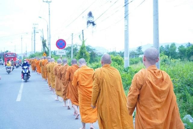 Trì bình khất thực tại các tuyến đường gần tịnh xá Ngọc Tòng (TP.Nha Trang, Khánh Hòa) Trì bình khất thực tại các tuyến đường gần tịnh xá Ngọc Tòng (TP.Nha Trang, Khánh Hòa)