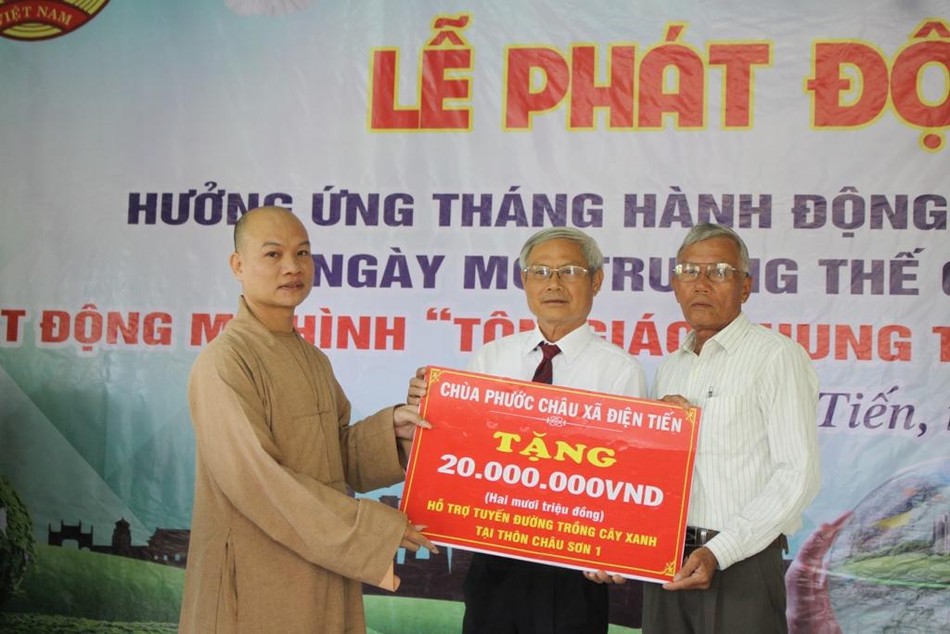 Chùa Phước Châu cũng trao bảng biểu trưng hỗ trợ 20 triệu đồng để trồng cây xanh Chùa Phước Châu cũng trao bảng biểu trưng hỗ trợ 20 triệu đồng để trồng cây xanh