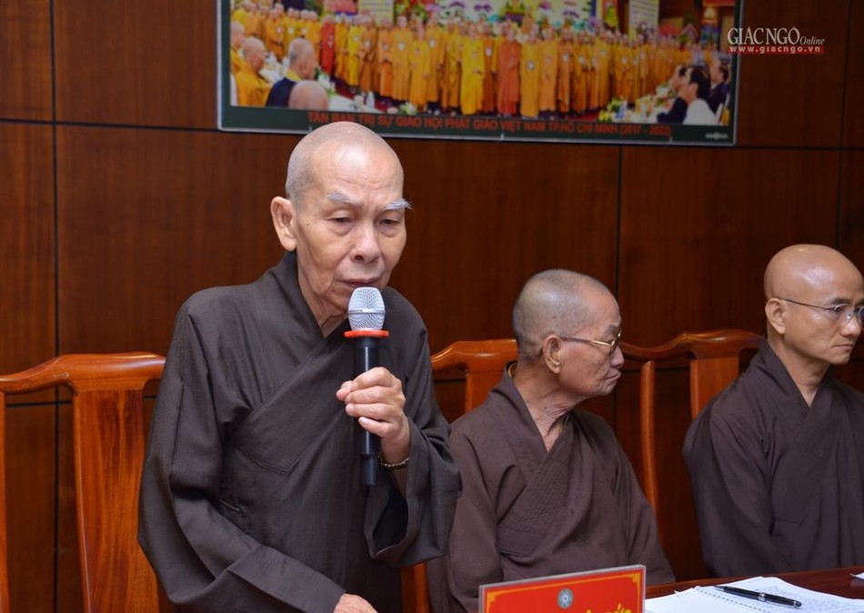 Hòa thượng Thích Thiện Đức đóng góp ý kiến tại buổi họp Hòa thượng Thích Thiện Đức đóng góp ý kiến tại buổi họp