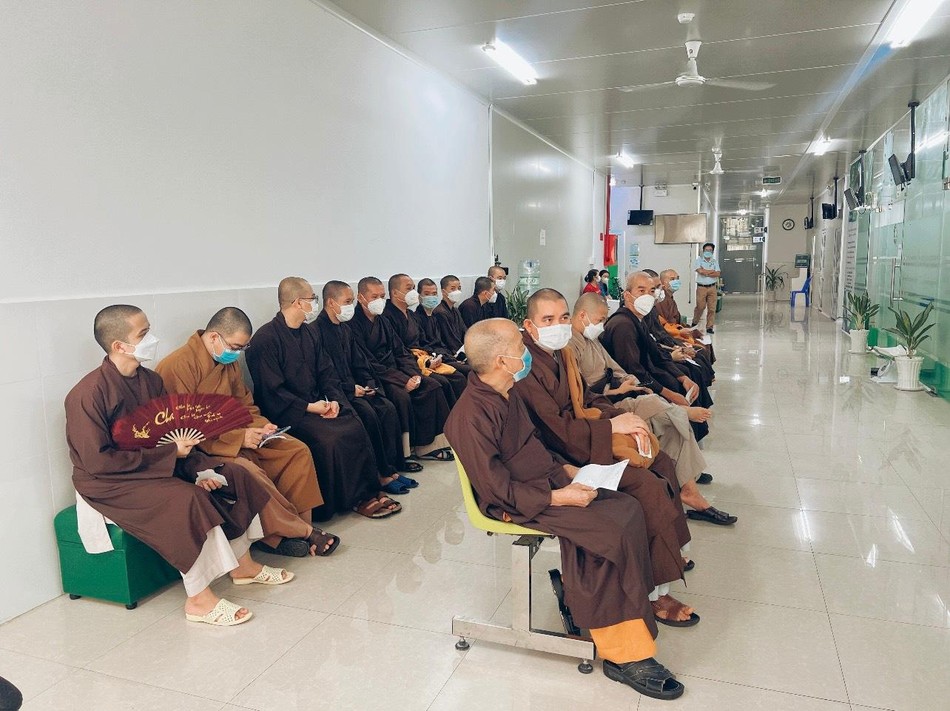 Chư Tăng chờ thăm khám sức khỏe tổng quát