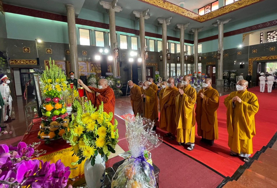 Chư tôn đức Ban Trị sự GHPGVN TP.HCM viếng tang bà Ngô Thị Huệ Chư tôn đức Ban Trị sự GHPGVN TP.HCM viếng tang bà Ngô Thị Huệ