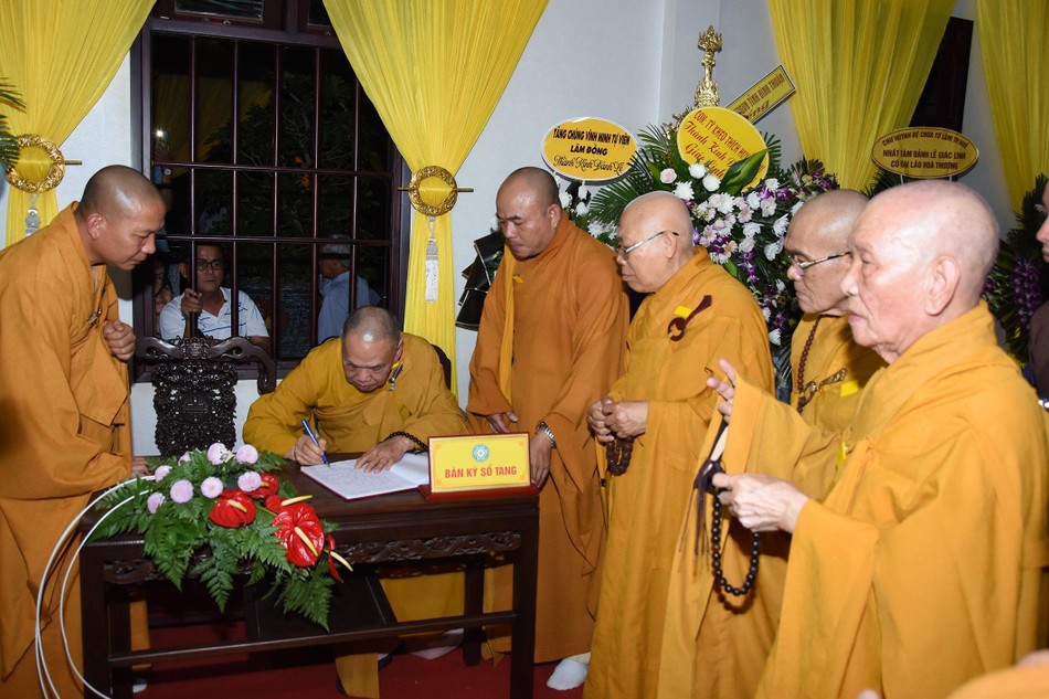 Hòa thượng Thích Thiện Pháp viếng sổ tang lưu niệm Hòa thượng Thích Thiện Pháp viếng sổ tang lưu niệm