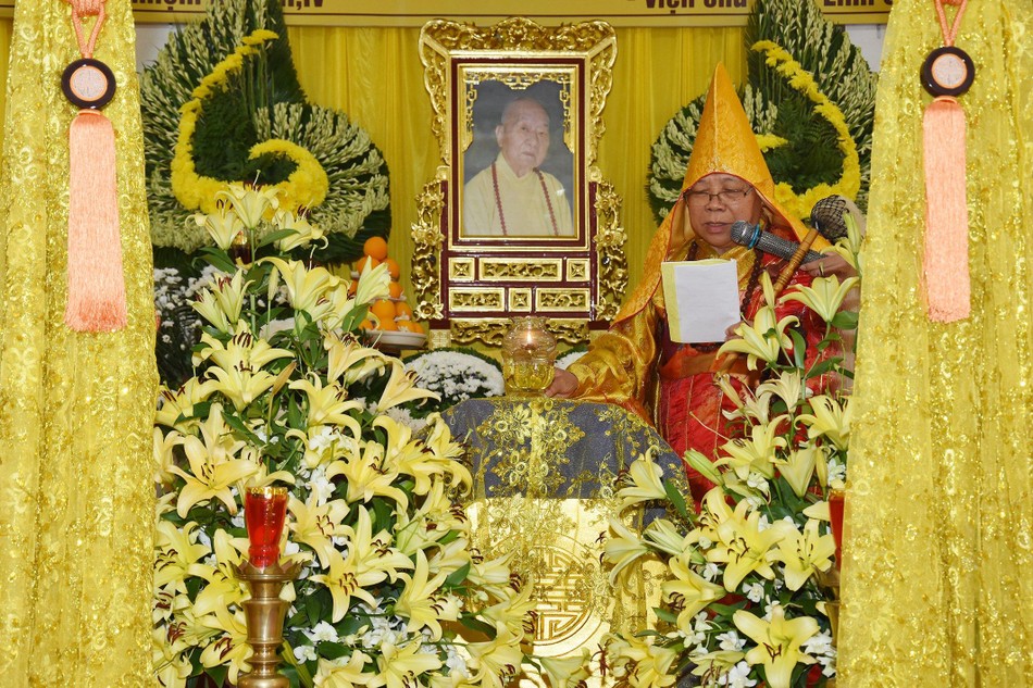 Hòa thượng Thích Quảng Xả trước Giác linh đài Hòa thượng Thích Quảng Xả trước Giác linh đài