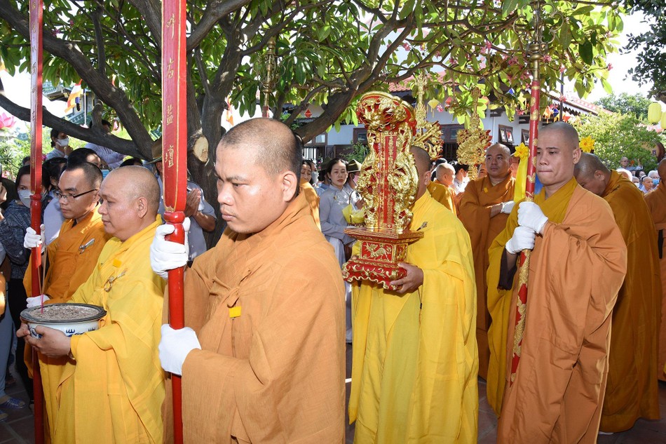 Môn đồ pháp quyến cung thỉnh bát hương, linh mô rời Giác linh đường Môn đồ pháp quyến cung thỉnh bát hương, linh mô rời Giác linh đường