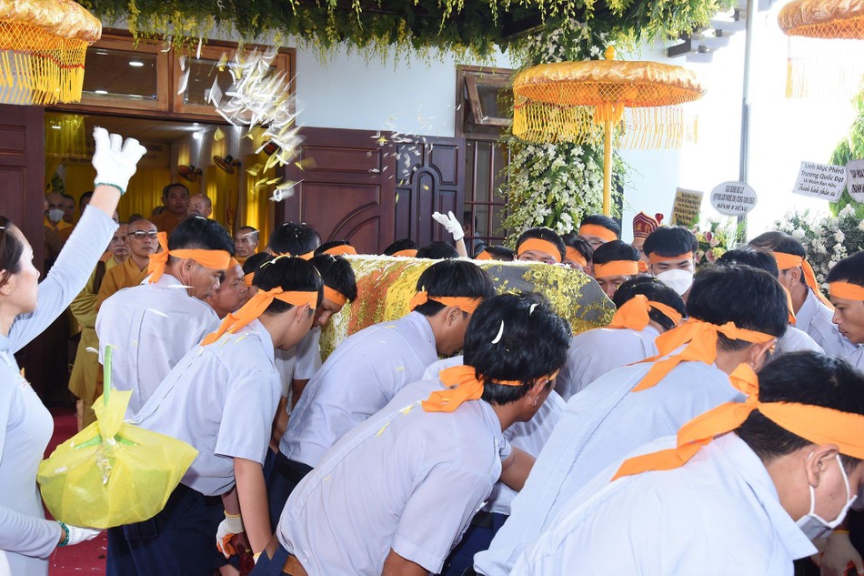 Đoàn Phật tử cung thỉnh kim quan Trưởng lão Hòa thượng Đoàn Phật tử cung thỉnh kim quan Trưởng lão Hòa thượng