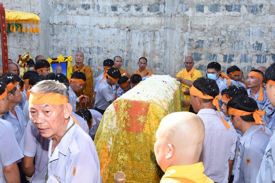 Nhập kim quan vào Bảo tháp Viên Thông Nhập kim quan vào Bảo tháp Viên Thông