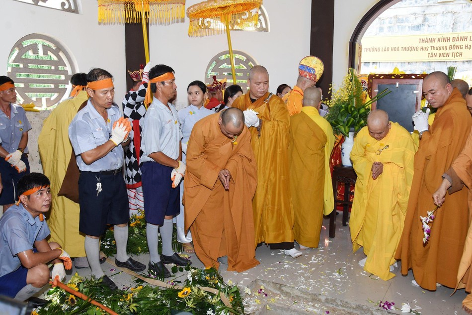 Tiễn biệt bậc thầy khả kính Tiễn biệt bậc thầy khả kính