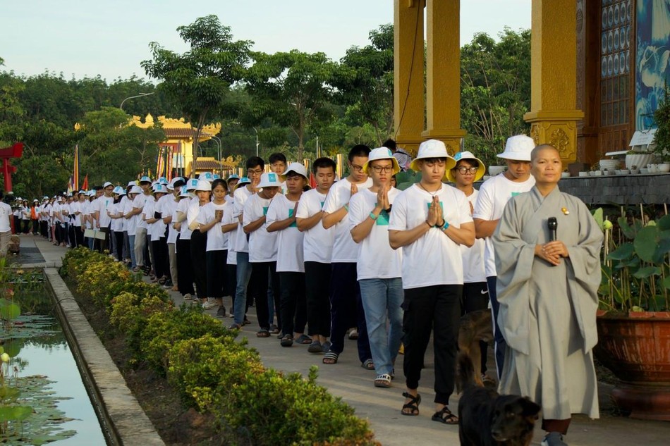 Thiền đi trong khuôn viên thiền viện Thiền đi trong khuôn viên thiền viện