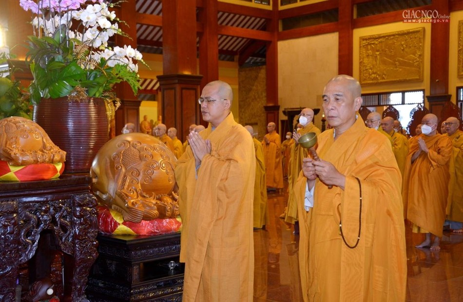 Với sự dẫn lễ của chư tôn đức Ban Nghi lễ Phật giáo TP.HCM...