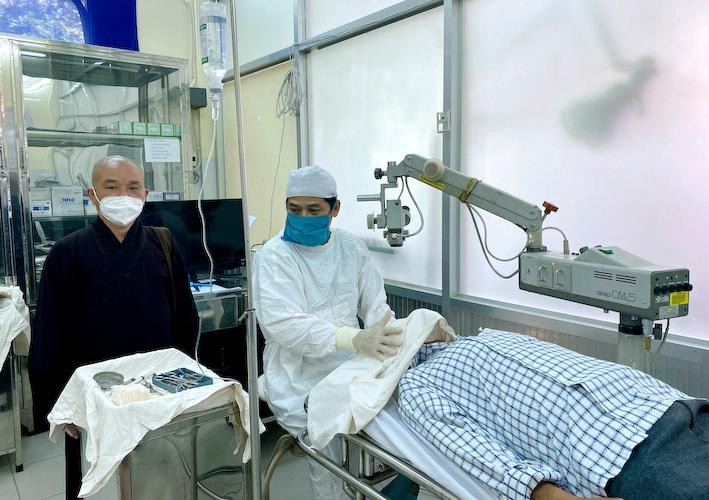 Phẫu thuật mắt cho bệnh nhân nghèo