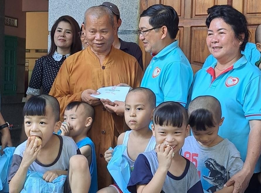 Tặng quà cho trẻ em tại tịnh xá Ngọc Vạn Tặng quà cho trẻ em tại tịnh xá Ngọc Vạn