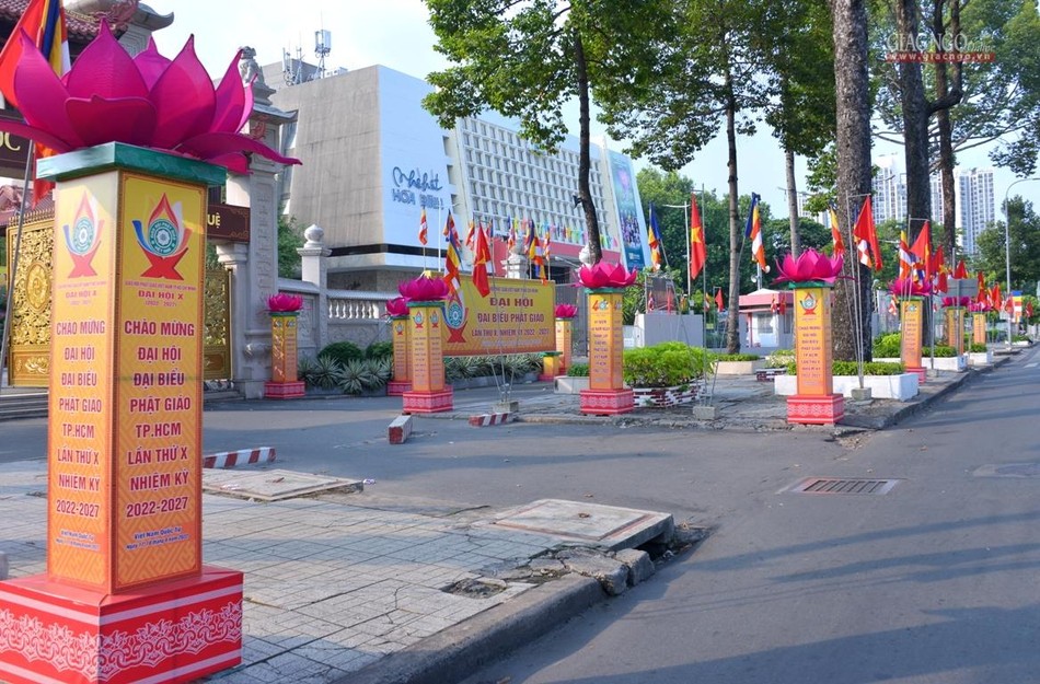 Khu vực trước Việt Nam Quốc Tự được trang hoàng vui tươi đón mừng các sự kiện quan trọng của Phật giáo TP.HCM Khu vực trước Việt Nam Quốc Tự được trang hoàng vui tươi đón mừng các sự kiện quan trọng của Phật giáo TP.HCM