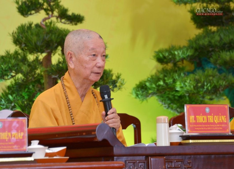 Trưởng lão Hòa thượng Thích Trí Quảng lấy ý kiến biểu quyết của đại biểu Trưởng lão Hòa thượng Thích Trí Quảng lấy ý kiến biểu quyết của đại biểu