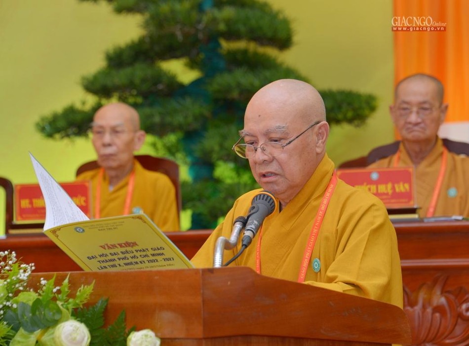 Hòa thượng Thích Nhật Hỷ báo cáo số lượng đại biểu Hòa thượng Thích Nhật Hỷ báo cáo số lượng đại biểu