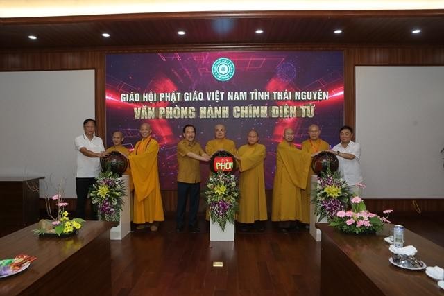 Chư tôn đức Trung ương GHPGVN ấn nút khai trương văn phòng hành chánh điện tử Chư tôn đức Trung ương GHPGVN ấn nút khai trương văn phòng hành chánh điện tử