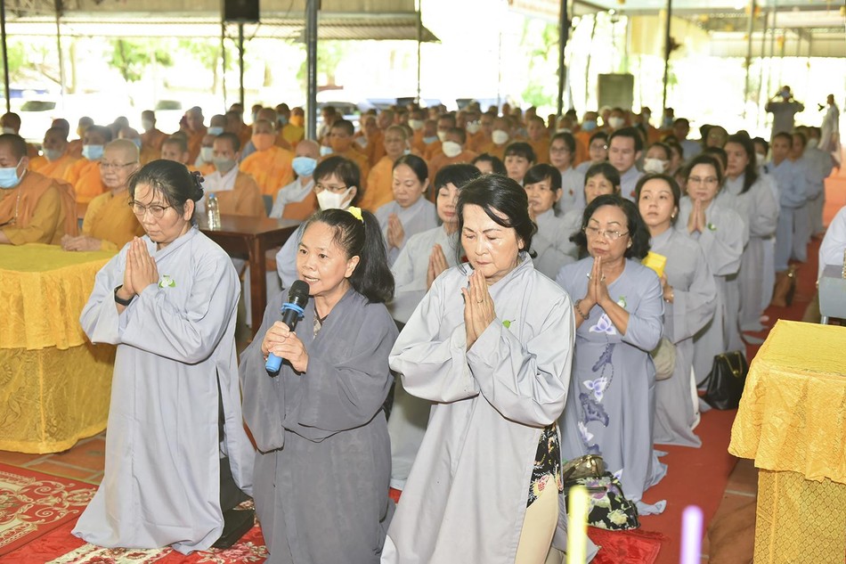 Phật tử Diệu Thủy dâng lời tác bạch cúng dường trường hạ và hiện tiền chư tôn đức Ni Phật tử Diệu Thủy dâng lời tác bạch cúng dường trường hạ và hiện tiền chư tôn đức Ni