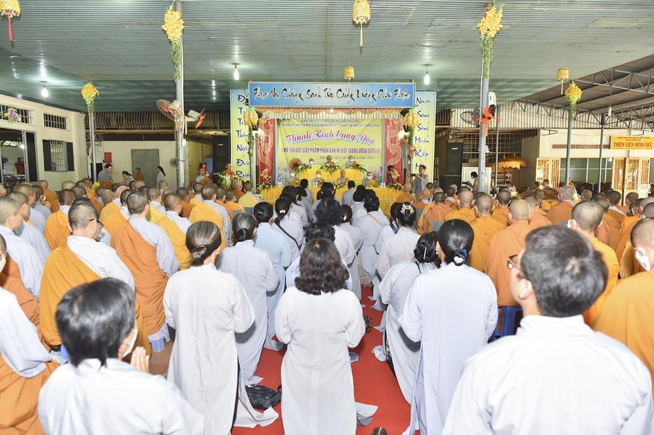 Quang cảnh buổi thăm trường hạ của Phân ban Ni giới Trung ương GHPGVN Quang cảnh buổi thăm trường hạ của Phân ban Ni giới Trung ương GHPGVN