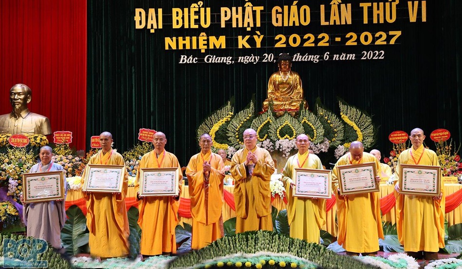 Hòa thượng Thích Thanh Nhiễu tặng Bằng tuyên dương công đức của Hội đồng Trị sự GHPGVN Hòa thượng Thích Thanh Nhiễu tặng Bằng tuyên dương công đức của Hội đồng Trị sự GHPGVN
