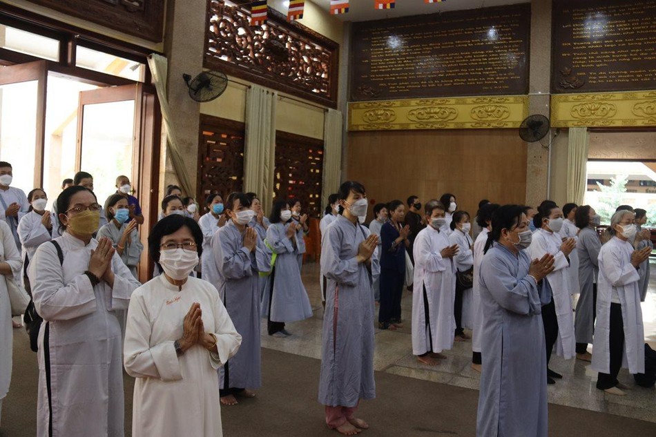 Đông đảo Phật tử các đạo tràng kính đảnh lễ Đông đảo Phật tử các đạo tràng kính đảnh lễ