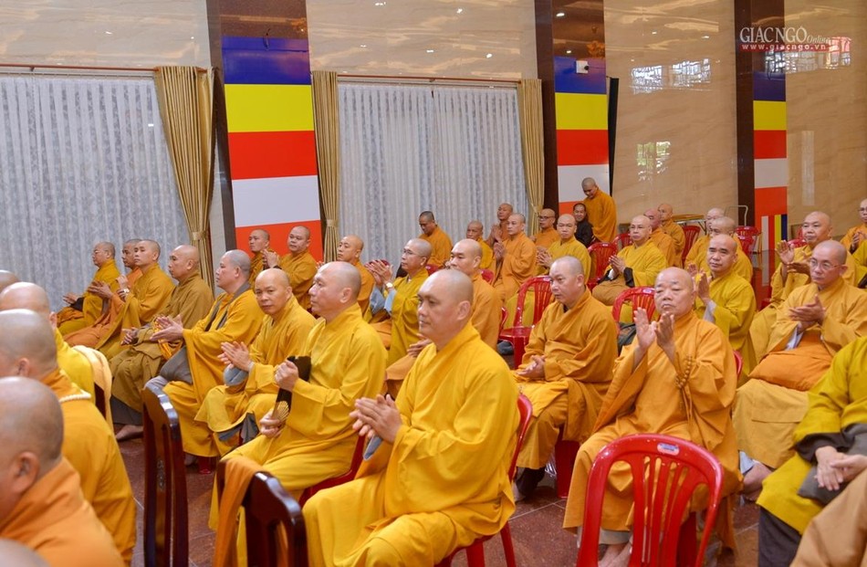 Chư tôn đức tham dự buổi họp đầu tiên của Ban Trị sự Chư tôn đức tham dự buổi họp đầu tiên của Ban Trị sự