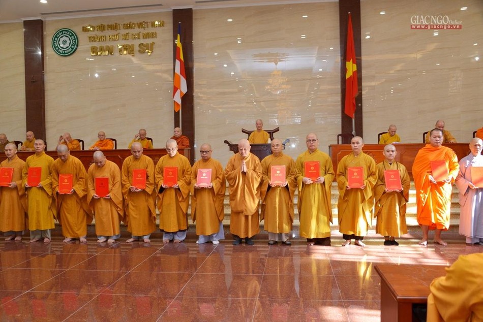 Hòa thượng Thích Lệ Trang trao quyết định đến các ủy viên Hòa thượng Thích Lệ Trang trao quyết định đến các ủy viên