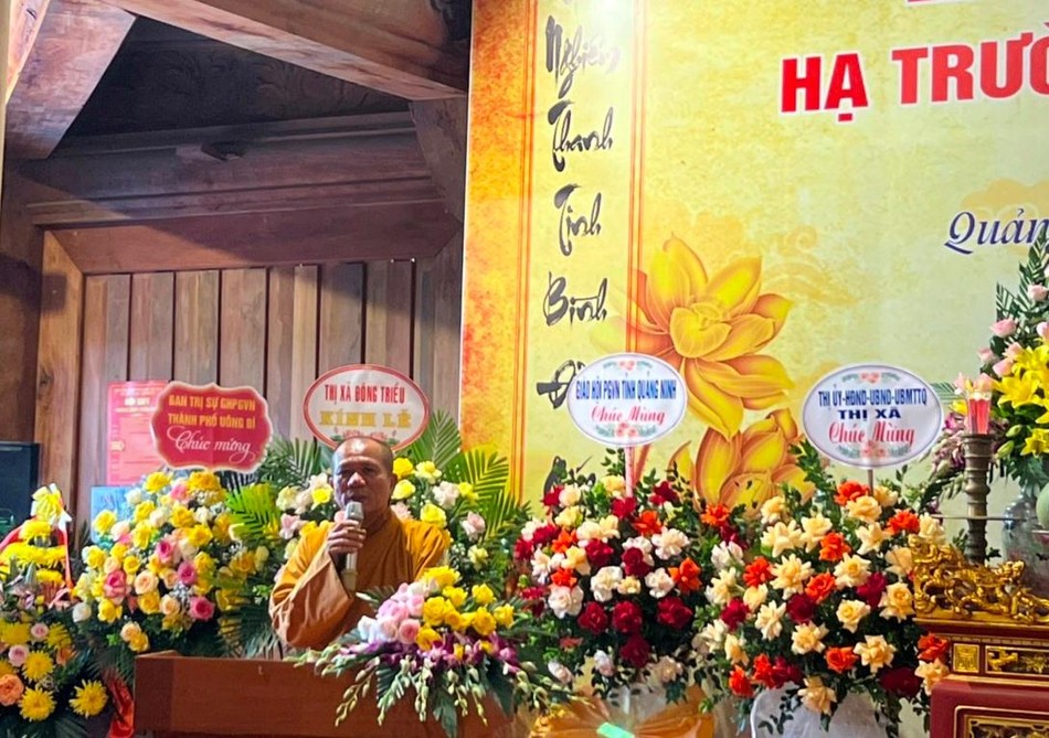 Thay mặt Ban Trị sự GHPGVN tỉnh Quảng Ninh, Thượng tọa Thích Đạo Hiển phát biểu chúc mừng