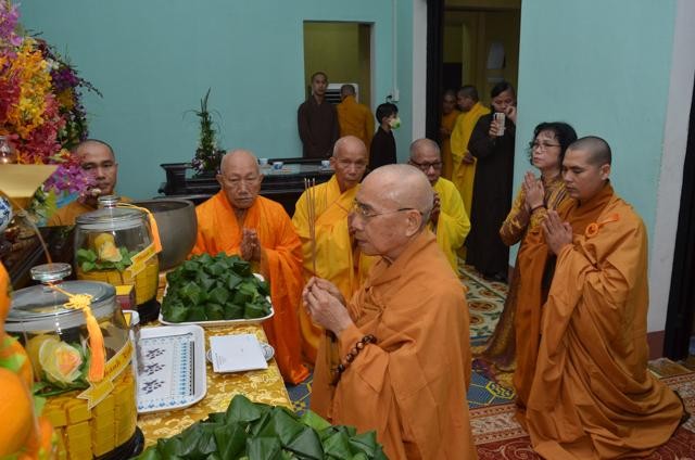 Chư tôn giáo phẩm niêm hương, đảnh lễ, thành kính tưởng niệm Trưởng lão Hòa thượng