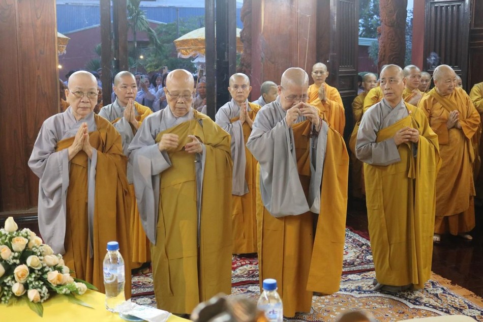 Chư Ni niêm hương Tam bảo Chư Ni niêm hương Tam bảo