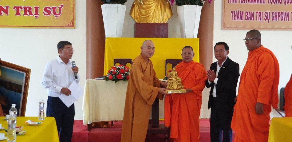 Trao quà lưu niệm Trao quà lưu niệm