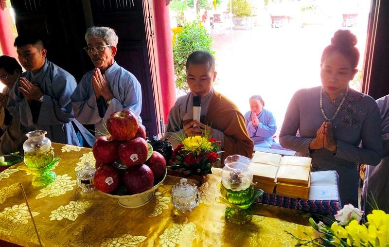 Sư cô Thích nữ Viên Bình, cùng các Phật tử ở tỉnh Hải Dương đã thiết lễ, tác pháp cúng dường Sư cô Thích nữ Viên Bình, cùng các Phật tử ở tỉnh Hải Dương đã thiết lễ, tác pháp cúng dường