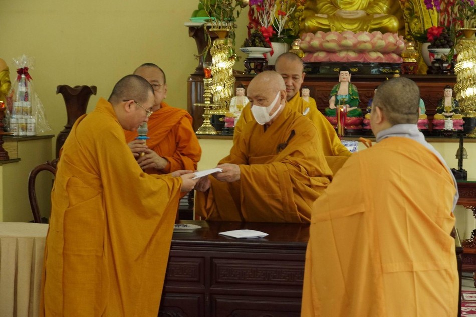 Hòa thượng Thích Nhật Quang trao tịnh tài hỗ trợ hành giả an cư Hòa thượng Thích Nhật Quang trao tịnh tài hỗ trợ hành giả an cư