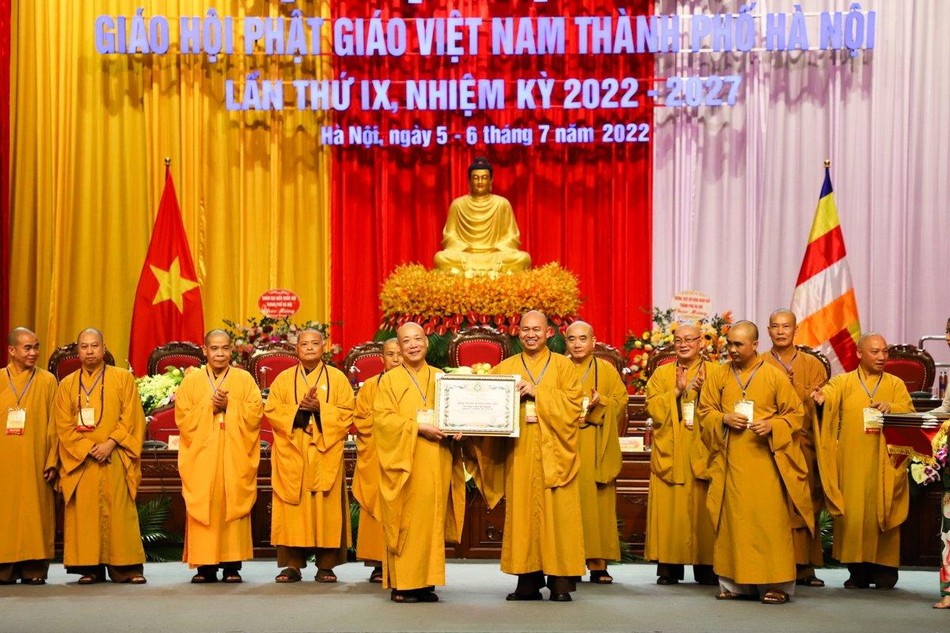 Thượng tọa Thích Đức Thiện trao Bằng tuyên dương công đức của Trung ương GHPGVN - Ảnh: Thập Bát Công