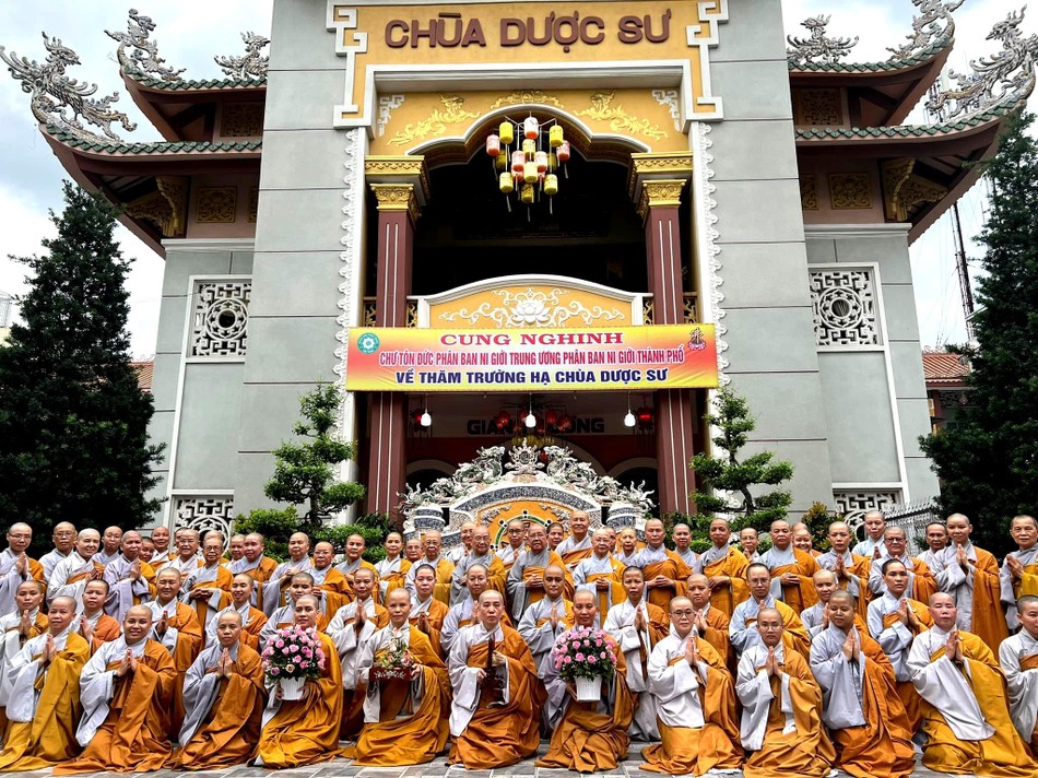 Chụp ảnh lưu niệm cùng hành giả chùa Dược Sư