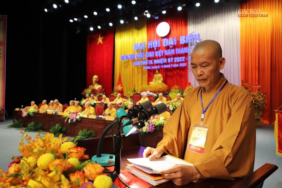 Đại đức Thích Đạo Phong, Chánh Thư ký Ban Trị sự GHPGVN TP.Hà Nội trình chương trình hoạt động Phật sự