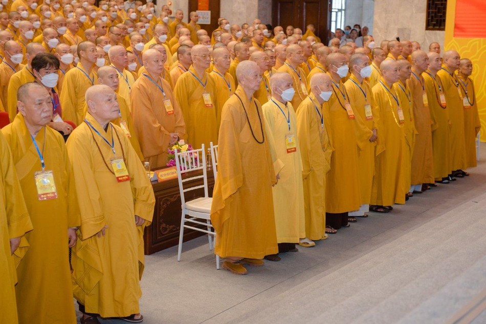 Chư tôn giáo phẩm Hội đồng Chứng minh, Hội đồng Trị sự, Ban Tổ chức Đại hội trong nghi thức chào Quốc kỳ, Đạo kỳ