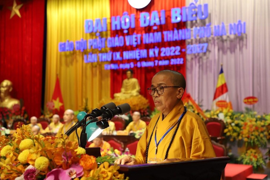 Hòa thượng Thích Thanh Chính trình danh sách nhân sự tân Ban Trị sự GHPGVN TP.Hà Nội nhiệm kỳ 2022-2027