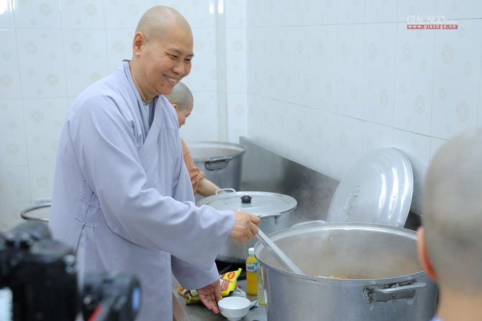 Mỗi hành giả đều được phân công chấp tác, chuẩn bị cho đại chúng Mỗi hành giả đều được phân công chấp tác, chuẩn bị cho đại chúng