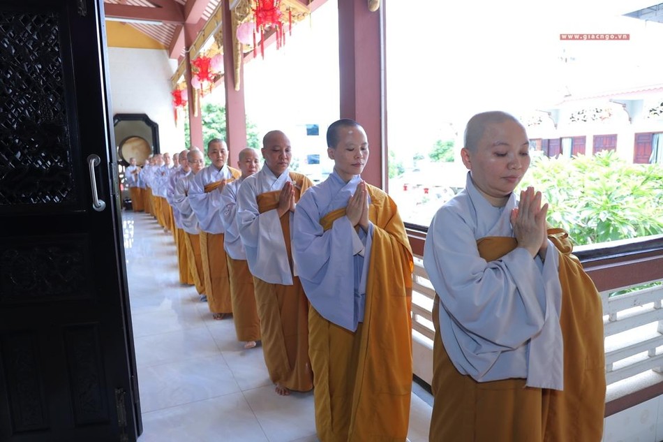 Hành giả an trú trong từng bước kinh hành Hành giả an trú trong từng bước kinh hành