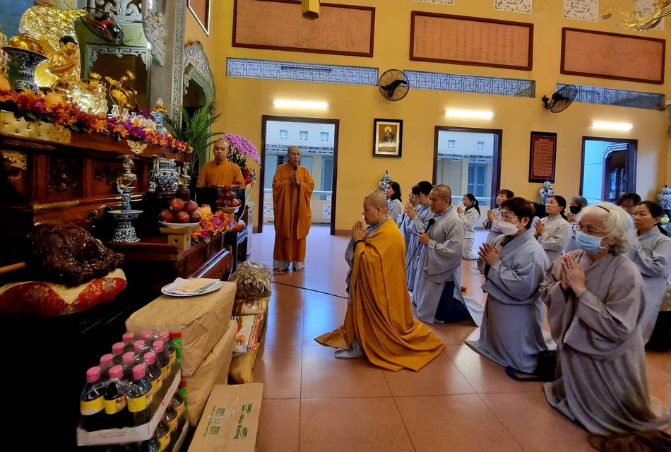 Đoàn Phật tử Hoa Tâm cúng dường tại tổ đình Ấn Quang Đoàn Phật tử Hoa Tâm cúng dường tại tổ đình Ấn Quang