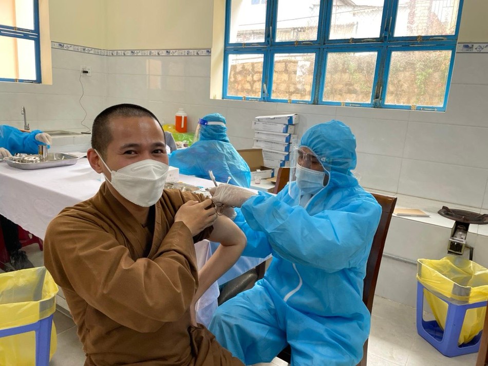 Thượng tọa Thích Linh Toàn trực tiếp tham gia 41 đợt tiêm vắc-xin cho cộng đồng Thượng tọa Thích Linh Toàn trực tiếp tham gia 41 đợt tiêm vắc-xin cho cộng đồng