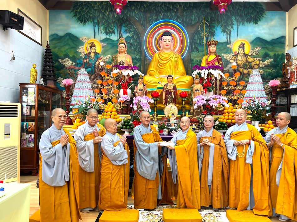 Ni trưởng Thích nữ Như Thảo đại diện đoàn trao tịnh tài cúng dường Ni trưởng Thích nữ Như Thảo đại diện đoàn trao tịnh tài cúng dường