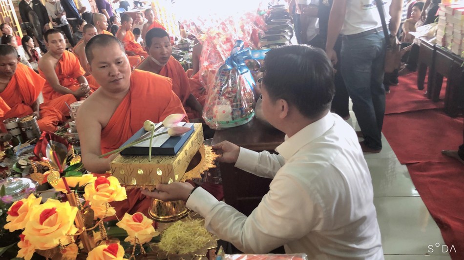 Tiến sĩ Sok Dareth, Tổng lãnh sự Vương quốc Campuchia tại TP.HCM cúng dường tứ sự Tiến sĩ Sok Dareth, Tổng lãnh sự Vương quốc Campuchia tại TP.HCM cúng dường tứ sự