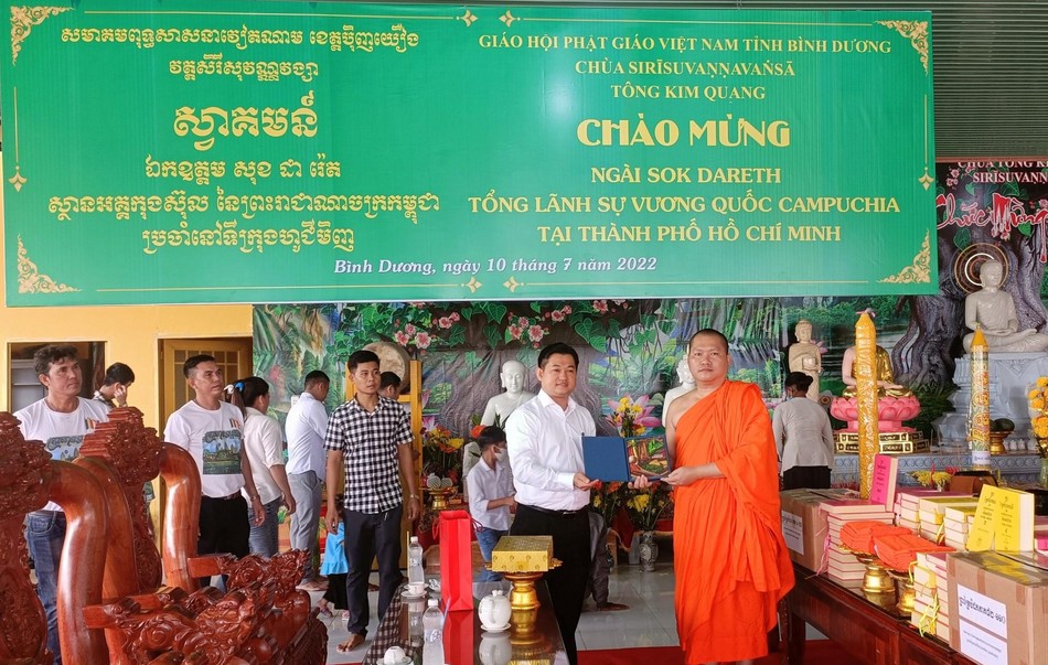 Tổng Lãnh sự Vương quốc Campuchia tại TP.HCM trao quà đến Đại đức Thích Hoài Thái Tổng Lãnh sự Vương quốc Campuchia tại TP.HCM trao quà đến Đại đức Thích Hoài Thái