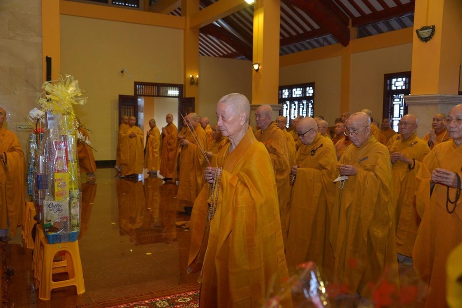 Chư tôn giáo phẩm Hội đồng Chứng minh, Chứng minh Ban Trị sự GHPGVN TP.HCM niêm hương tưởng niệm Giác linh Đại lão Hòa thượng Thích Thiện Hào