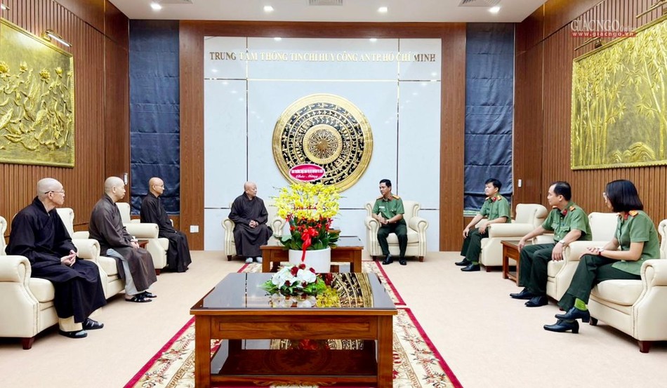 Hòa thượng Thích Lệ Trang chúc sức khỏe, chúc mừng đến lãnh đạo Ban Giám đốc Công an TP.HCM, Phòng An ninh nội địa nhân Ngày Truyền thống Lực lượng An ninh nhân dân