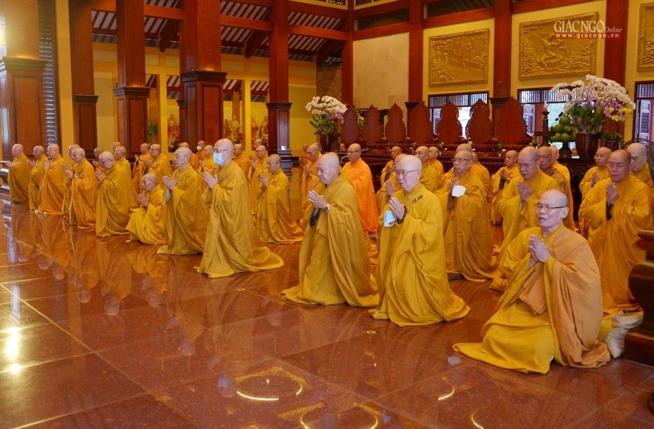 Mỗi kỳ bố-tát, thính giới nhằm nhắc nhớ những lời dạy của Đức Phật đến hàng xuất gia