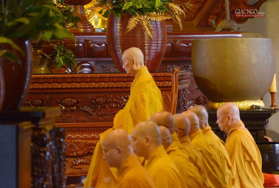 Đức Trưởng lão Hòa thượng Quyền Pháp chủ thính giới cùng đại chúng